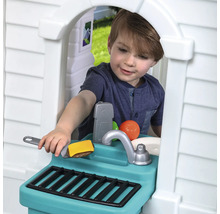 Garçon jouant avec une cuisine d''extérieur avec évier, barbecue et aliments jouets