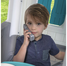 Garçon parlant au téléphone dans une cabane