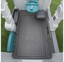 Vue intérieure d''une cabane pour enfants avec cuisine de jeu, téléphone jouet et accessoires