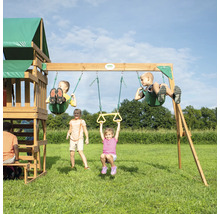 Spielplatz mit Schaukel und Kindern im Garten