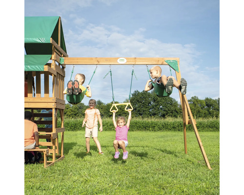Aire de jeux avec balançoire et enfants dans le jardin