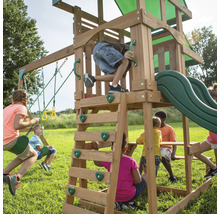 Holzspielplatz mit Schaukeln, Rutsche und Kletterwand für Kinder im Garten.