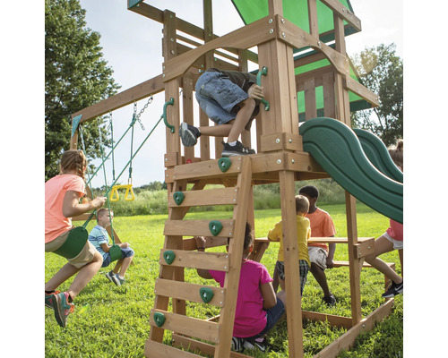 Aire de jeux en bois avec balançoires, toboggan et mur d''escalade pour enfants dans le jardin.