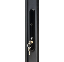 Porte avec poignée et clés dans la serrure