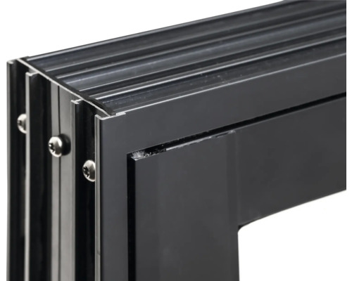 Detailaufnahme eines Aluminiumprofils mit Schrauben