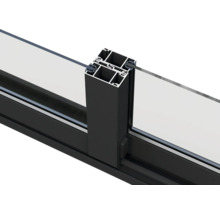 Detailansicht eines schwarzen Fensterrahmens mit Glas