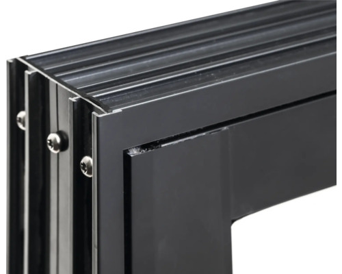 Detailansicht eines schwarzen Aluminiumfensterrahmens mit Schrauben