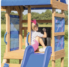 Mädchen malt auf einer Tafel auf einem Spielplatz aus Holz mit Rutsche und blauer Markise.