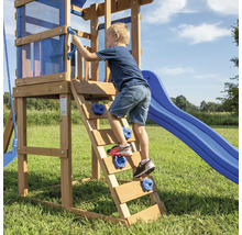 Junge klettert auf einem Spielturm mit Rutsche und Kletterwand aus Holz.