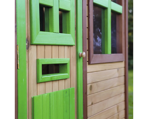 Vue détaillée d''une cabane de jeu avec porte et fenêtre