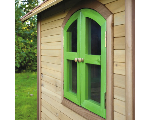 Vue détaillée d''une cabane de jeu en bois avec fenêtre verte