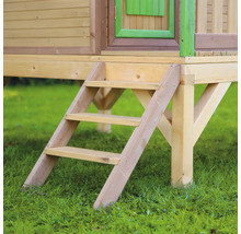 Holztreppe eines Spielhauses im Garten