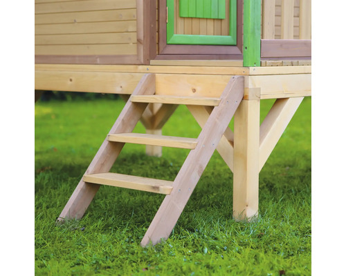 Escalier en bois d''une cabane de jeu dans le jardin