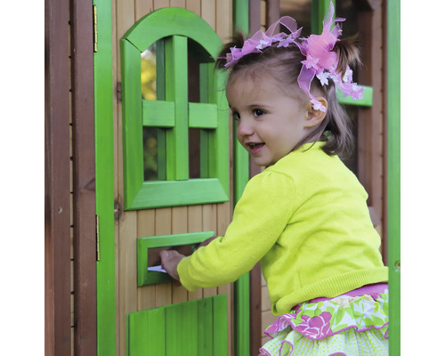 Une jeune fille met une lettre dans la boîte aux lettres d''une cabane de jeu