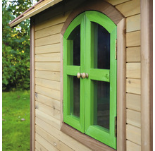 Detailansicht eines Holzspielhauses mit grünem Fenster und Fensterläden
