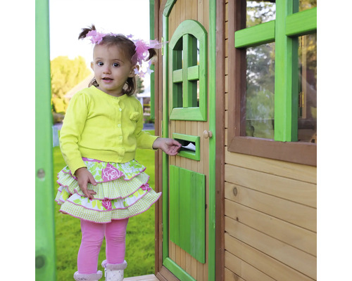 Fille glissant une lettre dans une boîte aux lettres sur une cabane