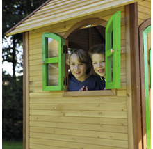Kinder spielen in einem Holzspielhaus mit Fenster.