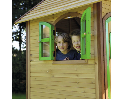 Deux enfants regardent par la fenêtre d''une cabane en bois