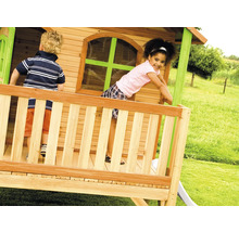 Holzspielhaus mit Kindern im Garten.
