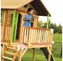 Maisonnette en bois avec toboggan, échelle et véranda avec un enfant qui joue