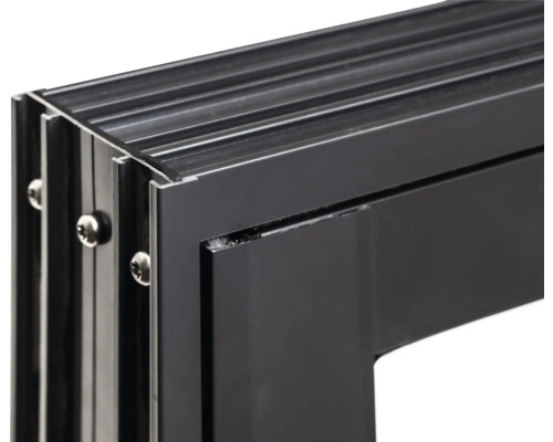 Detailaufnahme eines Fensterrahmens aus Metall