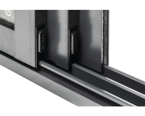 Detailansicht einer Schiebetür mit Dichtung und Verriegelung