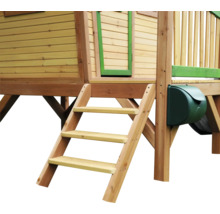 Detailansicht eines hölzernen Spielhauses mit Treppe und Briefkasten