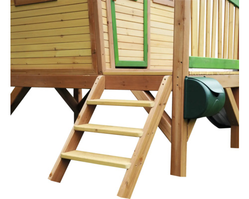 Detailansicht eines hölzernen Spielhauses mit Treppe und Briefkasten