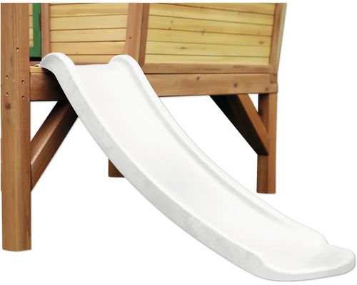 Rutsche aus Kunststoff an einem Holzspielhaus