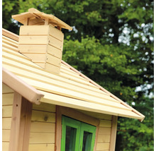 Detailansicht eines Holzspielhauses mit Dach und Schornstein