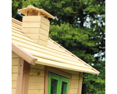 Detailansicht eines Holzspielhauses mit Dach und Schornstein