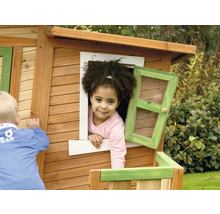 Enfant jouant dans une cabane en bois avec fenêtre