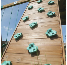 Kletterwand mit Griffen an einem Spielturm
