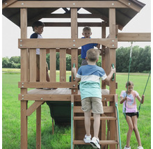Holzspielhaus mit Kindern im Garten.