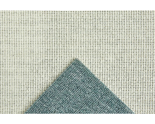 Vue détaillée d''un tapis avec surface textile et dessous antidérapant.