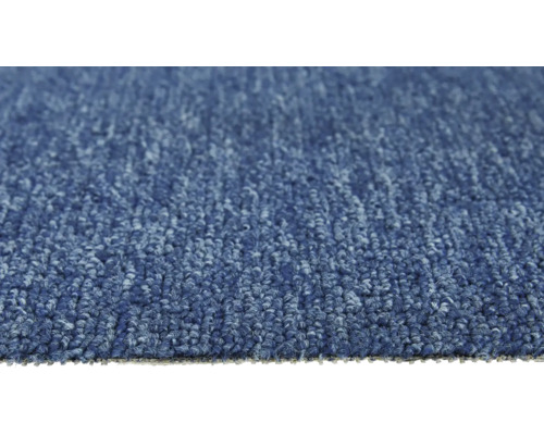 Vue détaillée d''un tapis bleu à structure bouclée.
