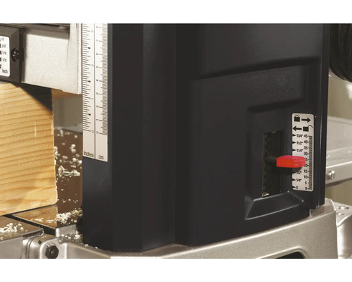 Vue détaillée d''une raboteuse avec pièce de bois et échelle de réglage