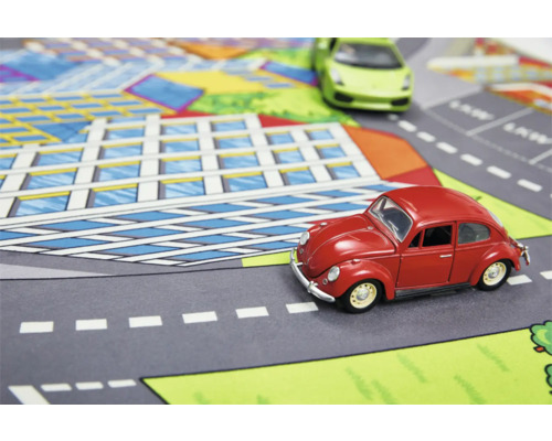 Spielteppich mit Straßenmuster, darauf ein rotes und ein grünes Spielzeugauto