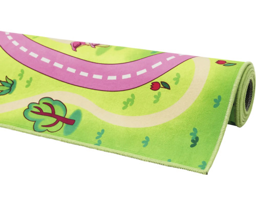 Aufgerollter Spielteppich mit Strassenmotiv