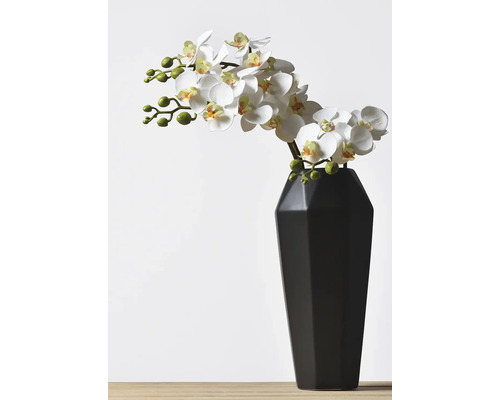 Orchidée artificielle dans un vase comme décoration.