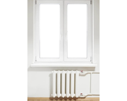 Fenêtre à deux vantaux en plastique avec radiateur en dessous