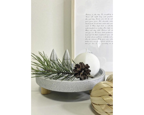 Dekorationstablett mit Dekobäumen, Tannenzweig, Tannenzapfen und Kugelkerze