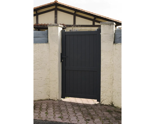 Gartentür aus Holz zwischen zwei Betonpfeilern