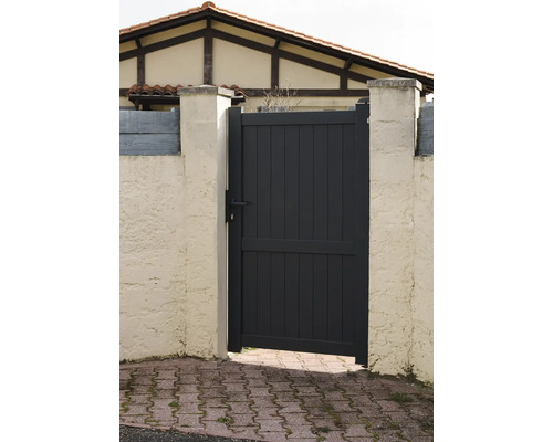 Portail de jardin en aluminium entre deux piliers en béton