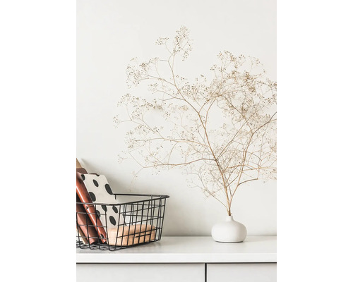 Scène décorative avec un vase avec des branches et un panier en fil métallique sur une armoire