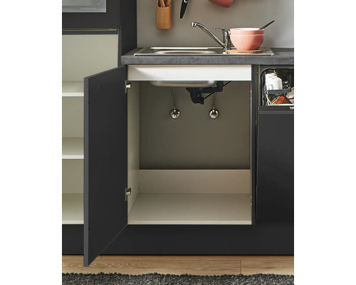 Cuisine équipée avec évier, robinetterie et meuble bas ouvert