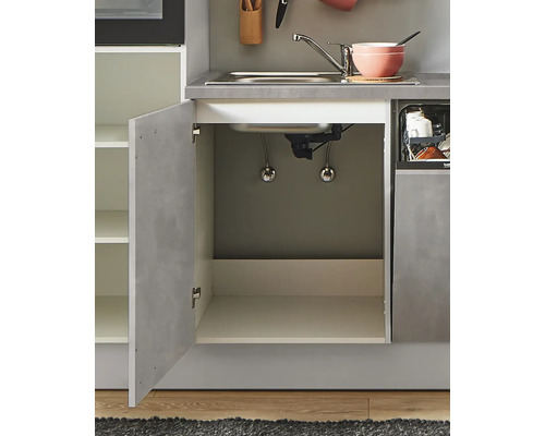 Cuisine équipée avec placard d''évier ouvert pour rangement