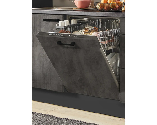 Lave-vaisselle dans une kitchenette avec porte ouverte et intérieur chargé.