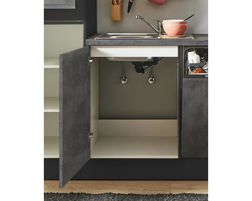 Cuisine équipée avec évier, armoire ouverte et lave-vaisselle