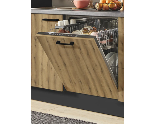 Lave-vaisselle ouvert dans un ensemble de cuisine avec vaisselle